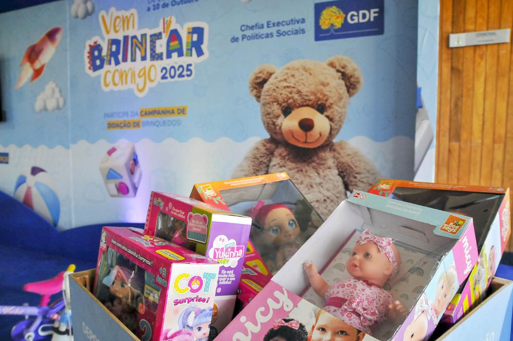 Capa da notícia: Vem Brincar Comigo 2025 inicia arrecadação de brinquedos para presentear mais de 20 mil crianças